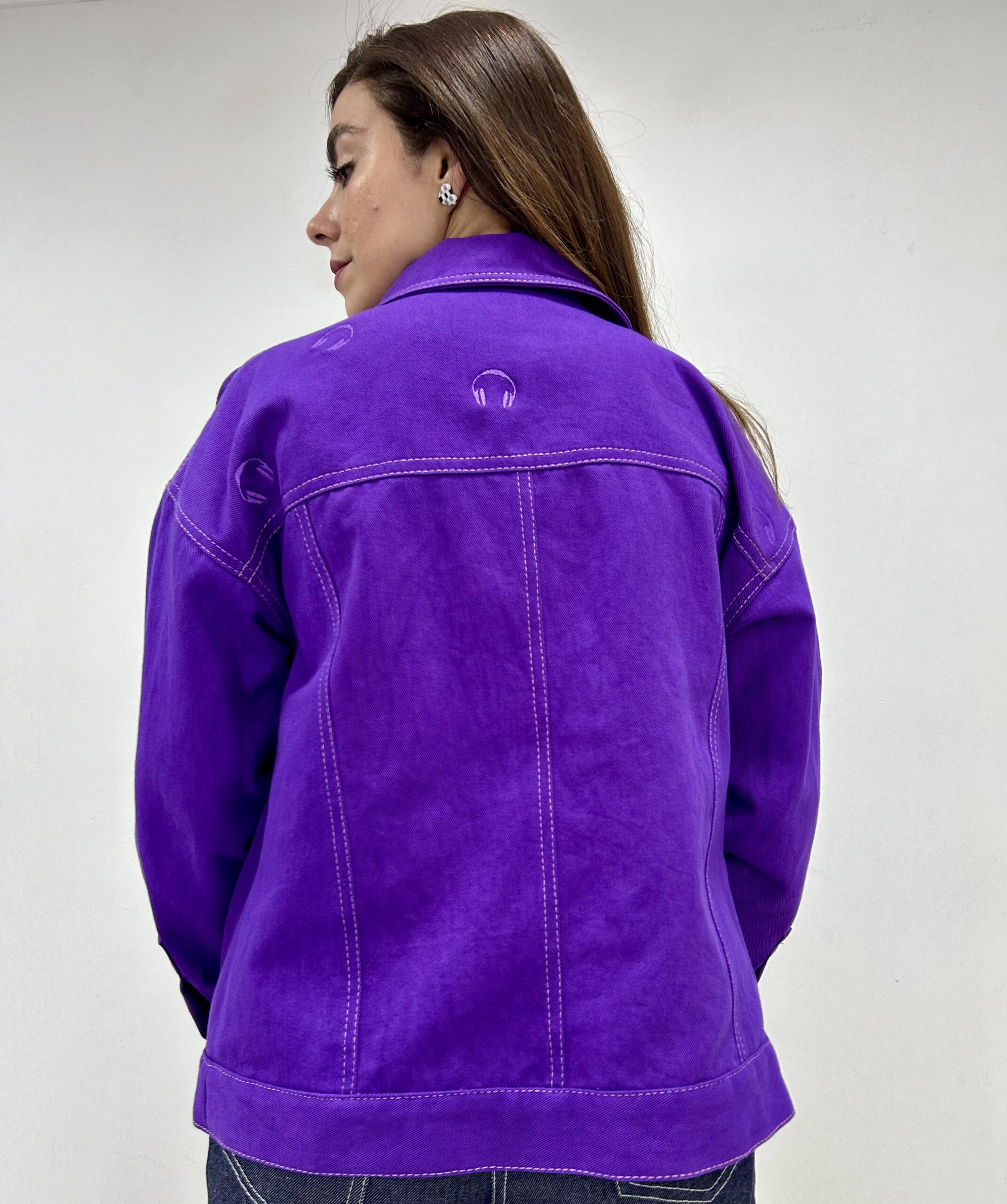 Chaqueta Oversize - Modelo Calle - Audífonos - Imagen 4